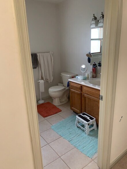 Upstairs full bath as seen from the hallway - 917 Rose Hill Ave