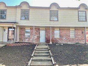 Building Photo - 2310 Chapel Hill Ln