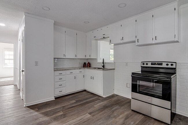 Building Photo - 541 NW Lorna St