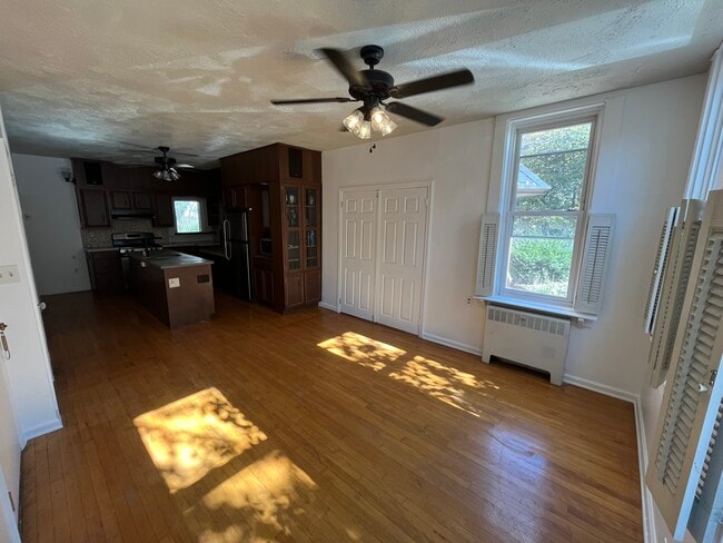 Building Photo - 237 E Walnut St