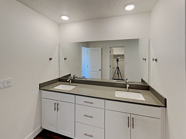 Building Photo - 6584 Old Forest Dr