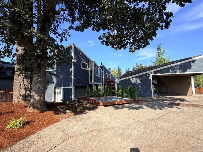 Building Photo - Spacious Home with Office, Studio, Workshop - Endless Possibilities!