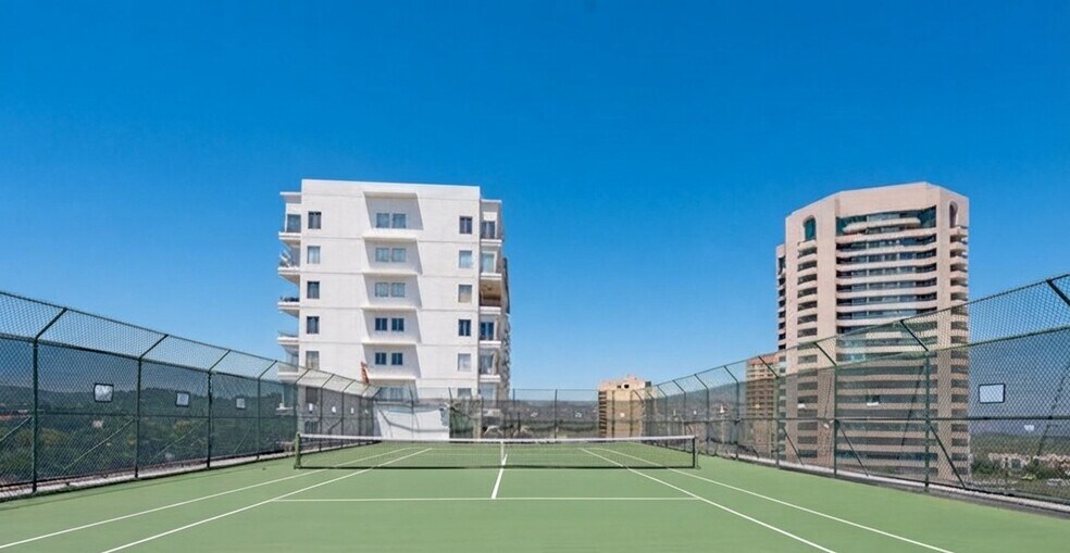 ROOFTOP TENNIS - 10535 Wilshire Blvd