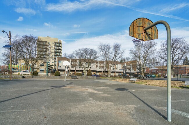 Building Photo - 2335 Hudson Terrace