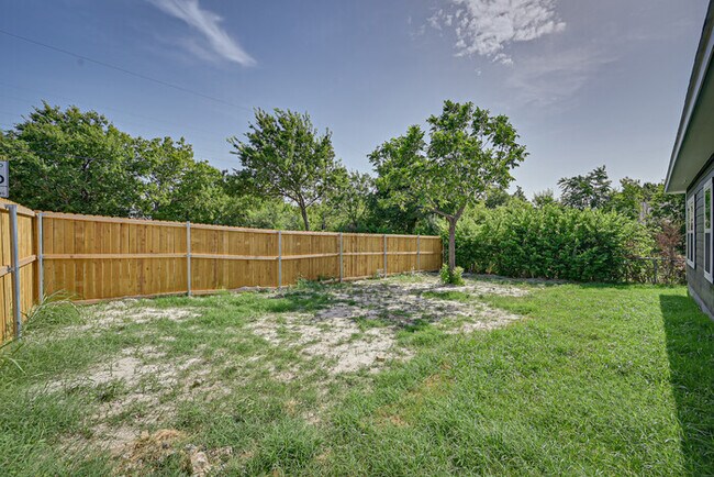 Building Photo - NO ADMIN FEE- SAVINGS OF $300.00!