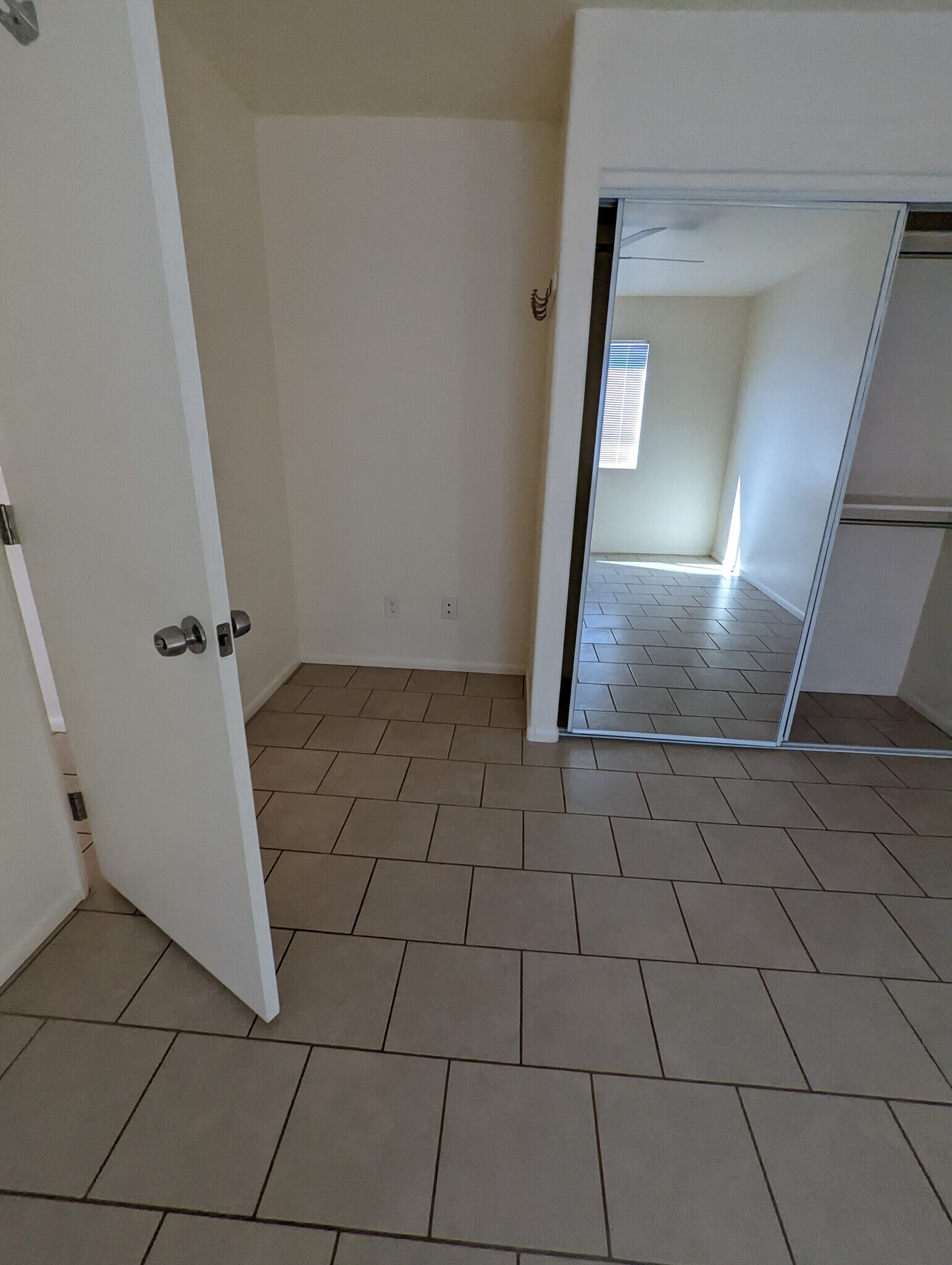 Building Photo - 354 W Hollamon St