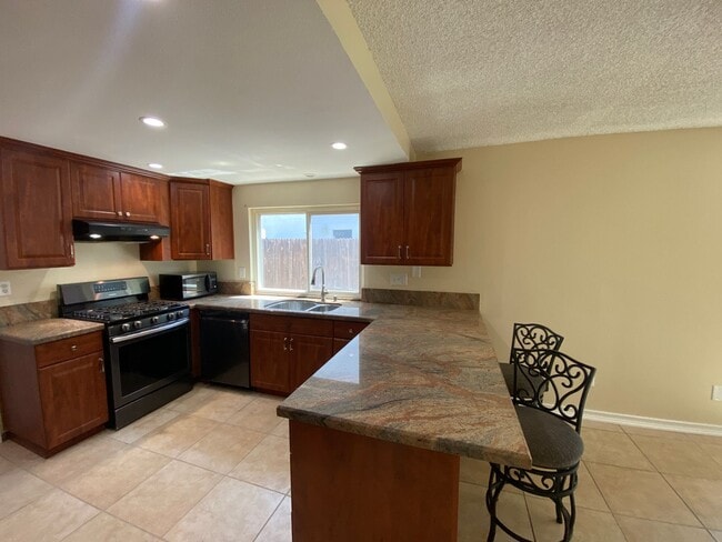 Building Photo - 3 Bedroom Home - Centrally Located with So...
