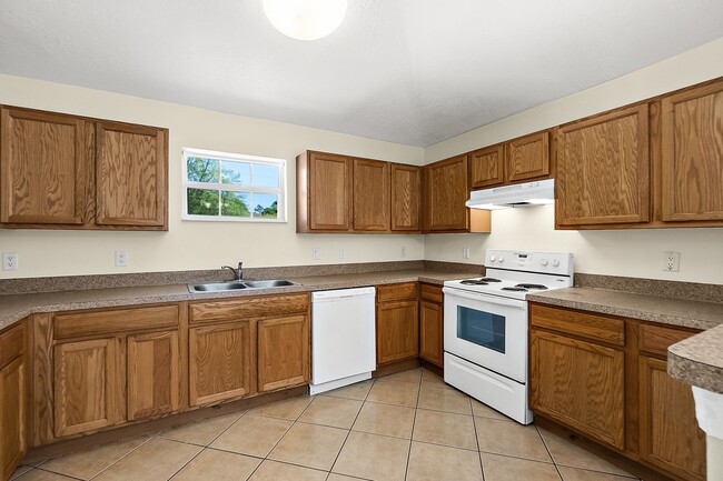 Building Photo - Spacious 3 Bedroom 2 Bath 1 Car Duplex in ...