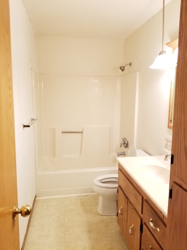 Building Photo - 220 Leighton Dr