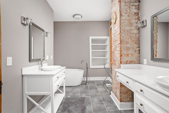 Building Photo - 319 E 13th St