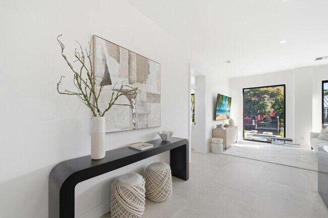 Building Photo - 1308 Avocado Isle