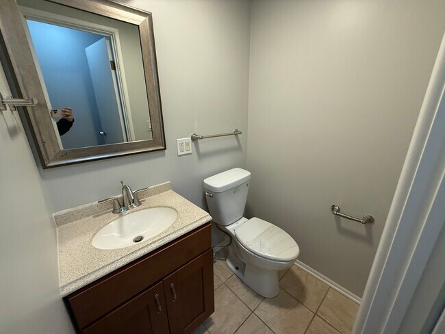 Building Photo - 744 W Gordon Terrace