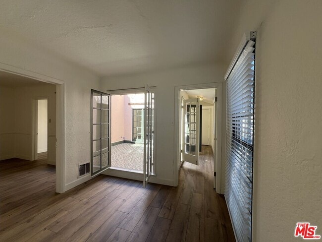 Building Photo - 4956 S San Vicente Blvd