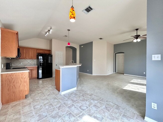 Building Photo - Warm & Cozy 3 Bed / 2 Bath Home with Fenced Yard and 2-Car Garage