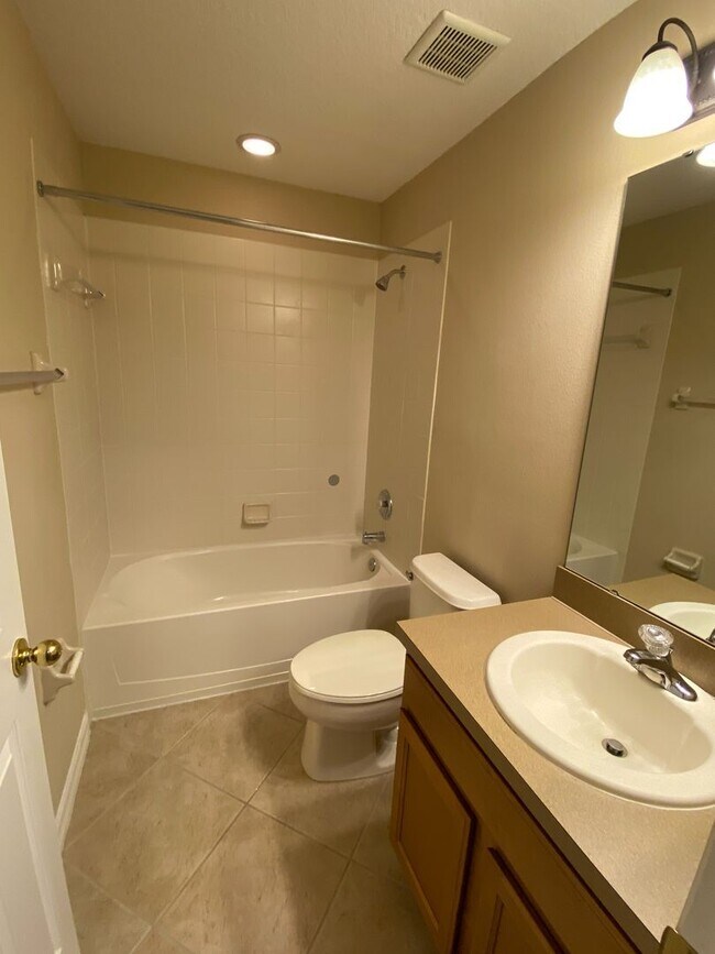 Building Photo - Townhome in Gated Community in the heart of Oviedo