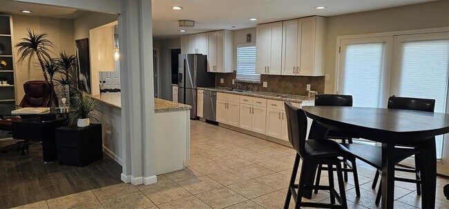 Building Photo - 10022 Cedardale Dr