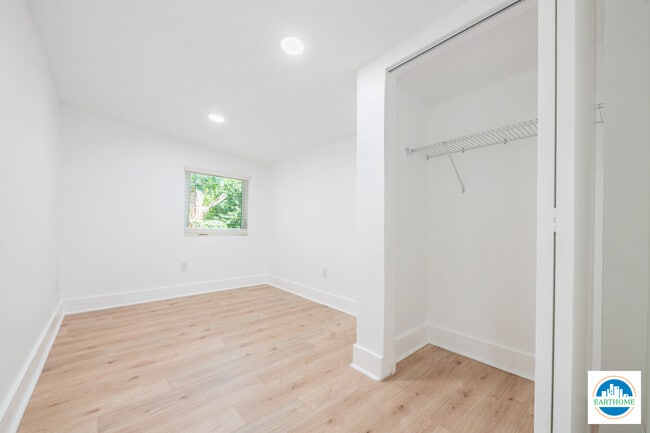 Building Photo - 3226 6th Ave S