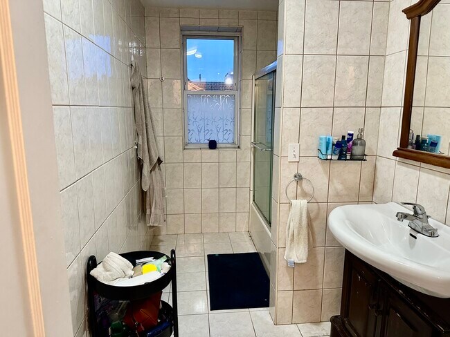 Building Photo - 73 Thatcher St