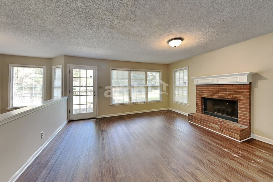 Building Photo - 1300 Summit Point Ln