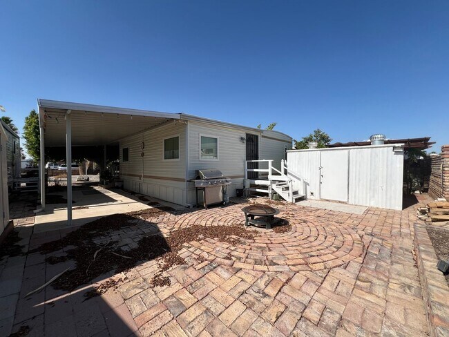 Building Photo - FOOTHILLS RETREAT!