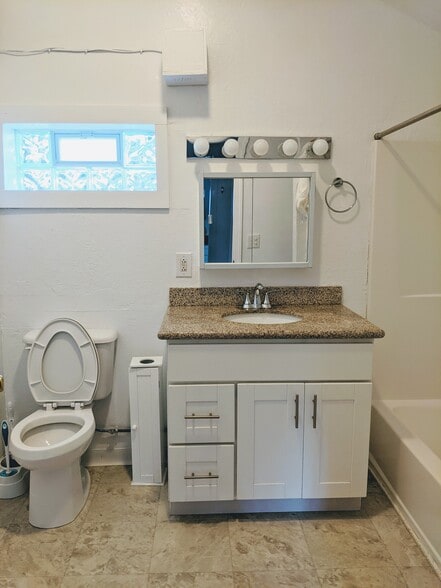 Building Photo - 16403 Kennedy Rd