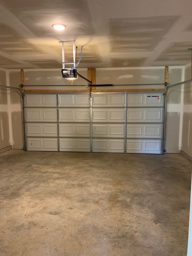 Building Photo - Move-In Ready! Spacious 3-Bedroom, 2-Bath Home in Waterbury — Apply Today to Secure Yours!