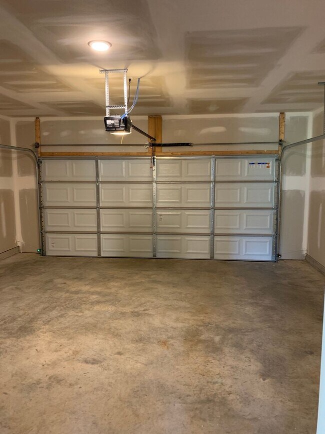 Building Photo - Pre-Leasing Spacious 3 Bed / 2 Bath Home in Waterbury — Available Soon!