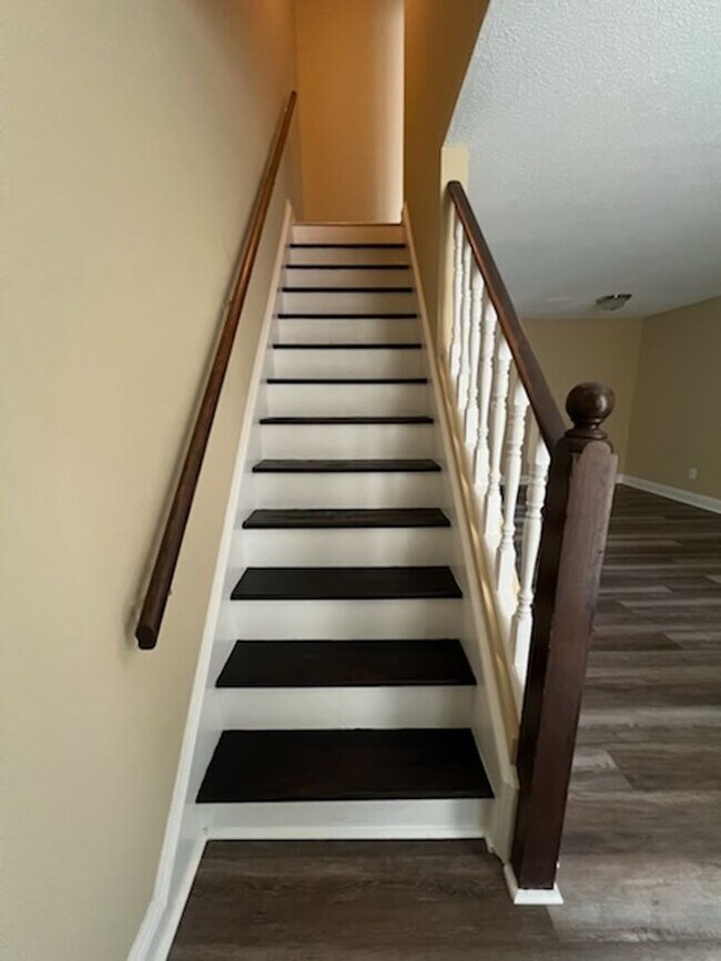 Building Photo - Renovated Townhouse