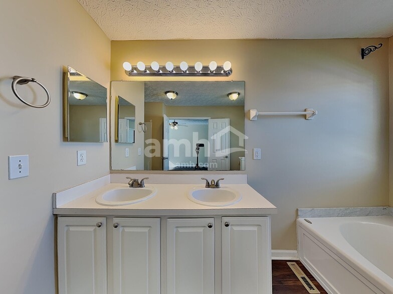 Building Photo - 2490 Delowe St