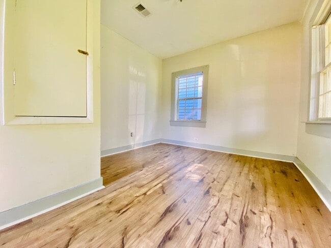 Building Photo - Cozy Shot Gun Home near downtown Mobile