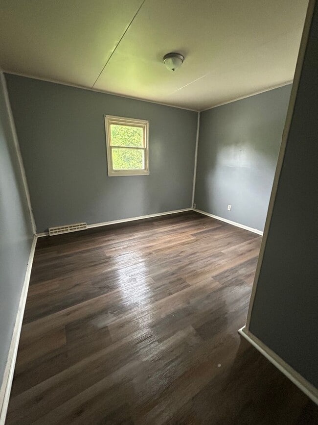 Building Photo - 2 Bedroom 1 Bathroom House