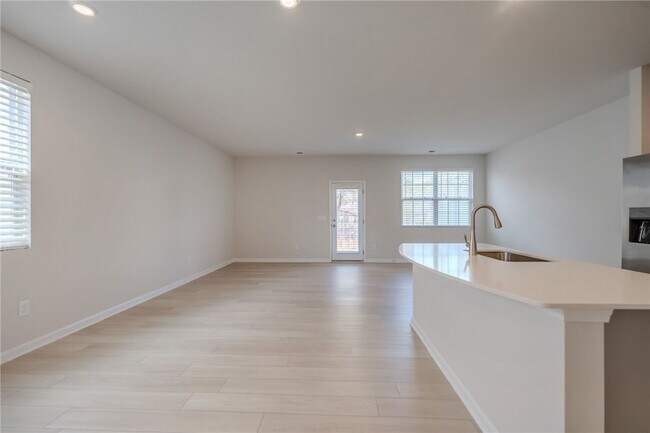 Building Photo - 14 Loebner Ln