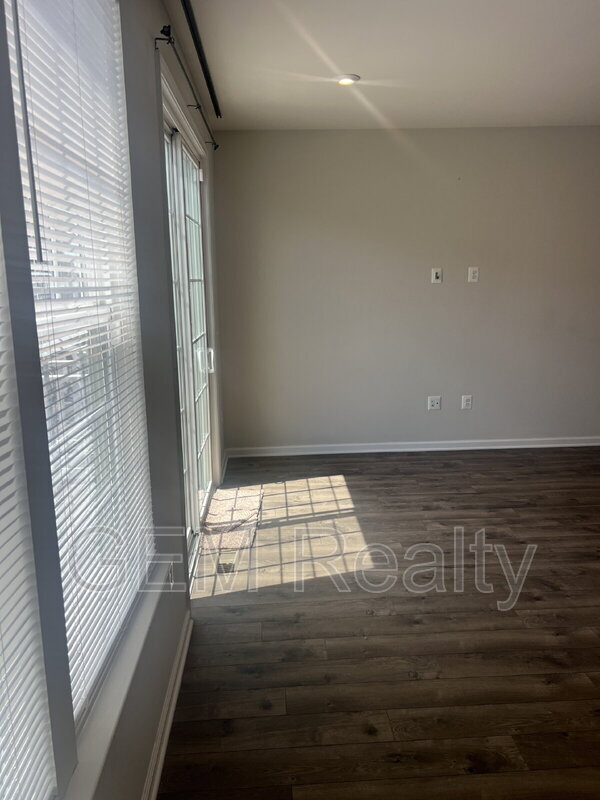 Building Photo - 1833 Sag Harbor Ln