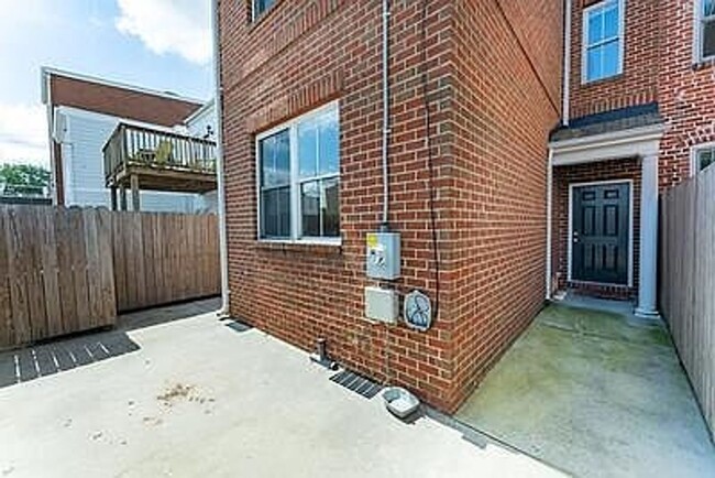 Building Photo - Spacious 3-Bedroom Apt on Cary St.