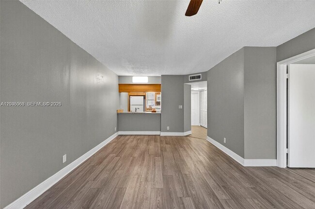 Building Photo - 908 Twin Lakes Dr
