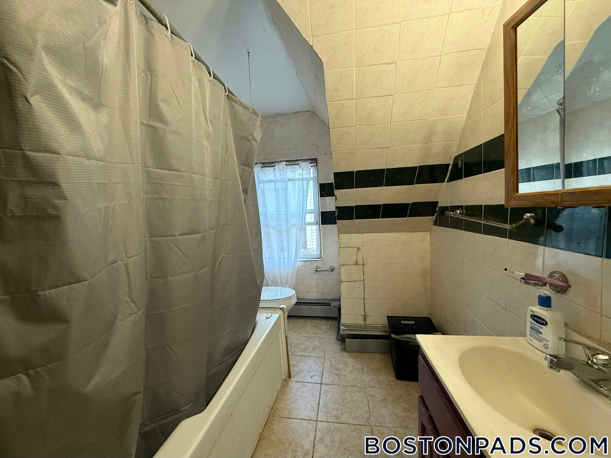 Building Photo - 31 Seattle St