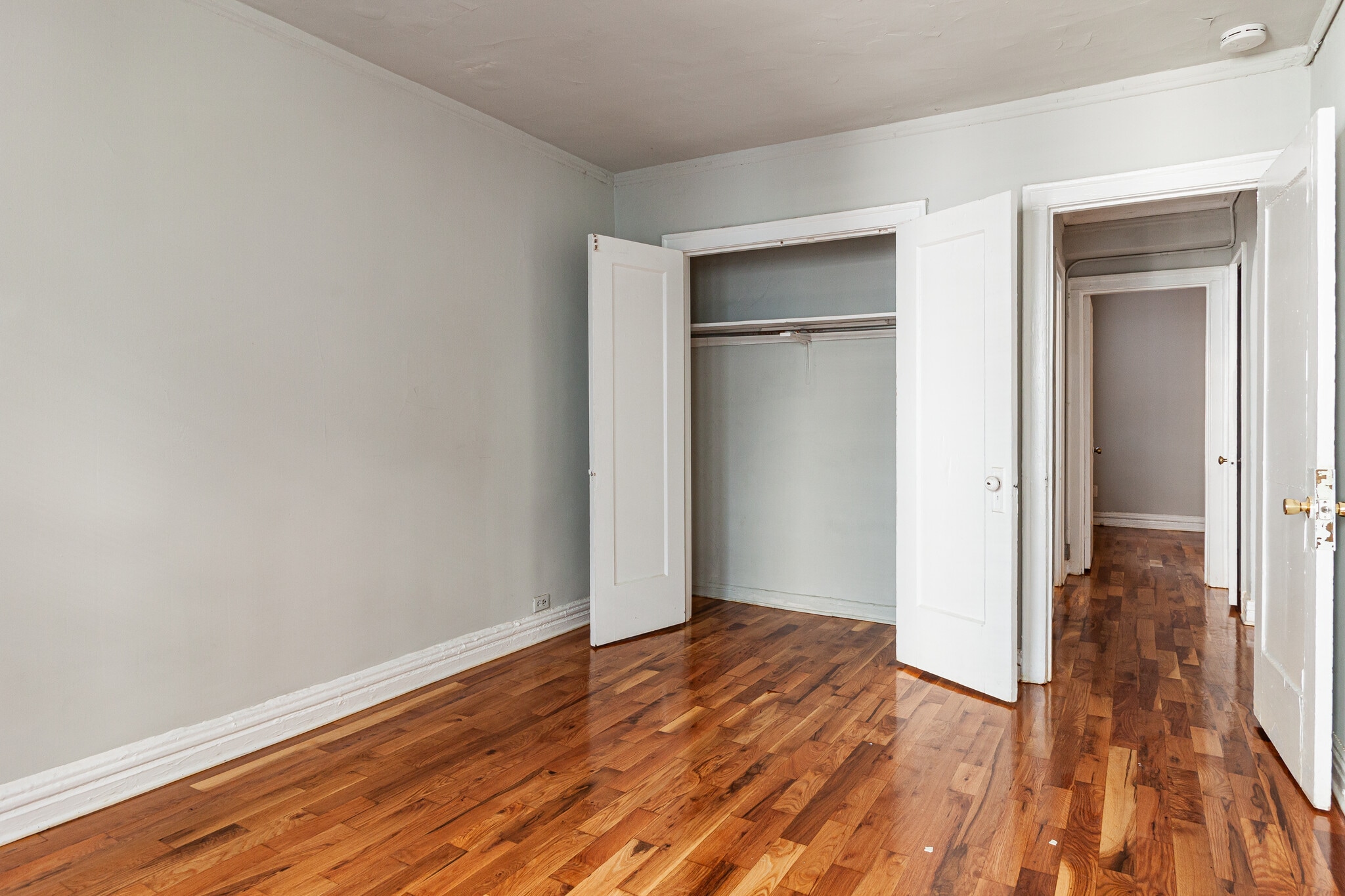 Building Photo - 433 W Roscoe St