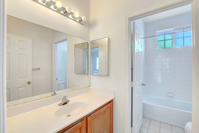 Building Photo - Beautiful 4-Bedroom Home in Gated Summerli...