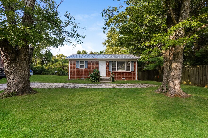 Primary Photo - 15 W Borden St