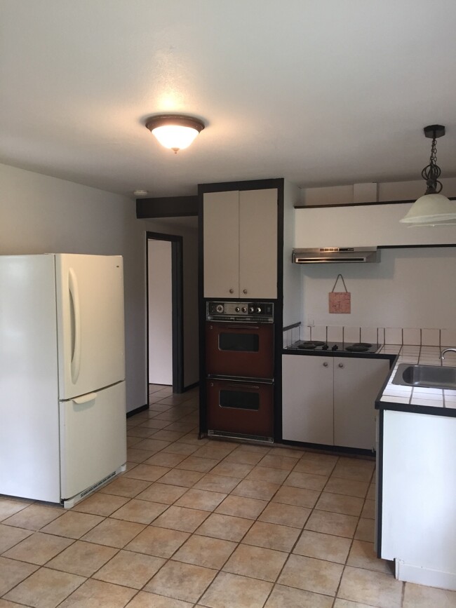 Kitchen/Dining area - 3333 Hamblen Ct