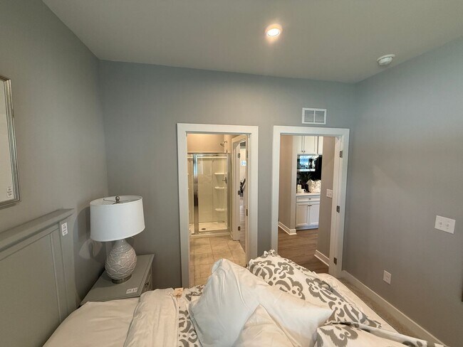 Building Photo - Never loved in Model Homes