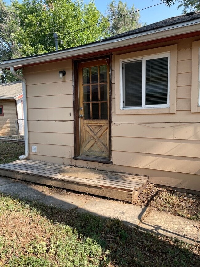 Building Photo - STUDENTS WELCOME! Cute Updated 2-Bed / 1-Bath Home 1 Mile from CSU