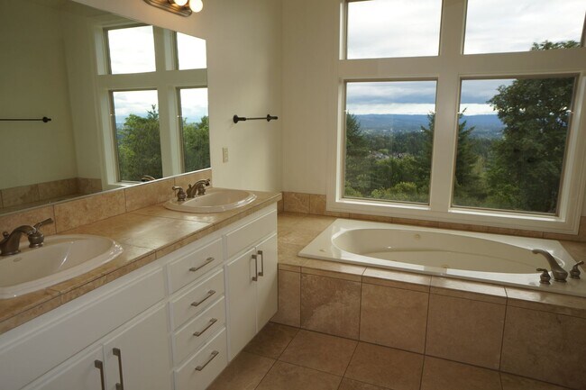 Building Photo - Exquisite NW Portland 4 bedroom with panoramic views