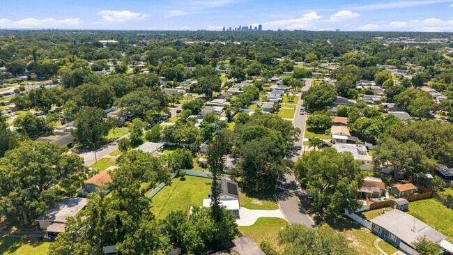 Building Photo - 7235 Orpine Dr N