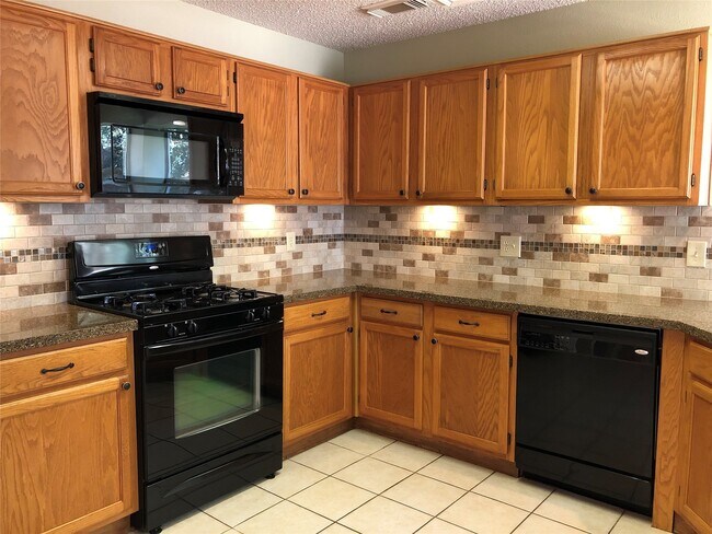 Building Photo - 18006 Golden Ridge Dr