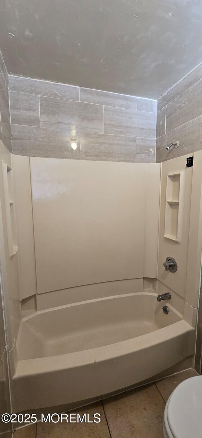 Building Photo - 523 State St