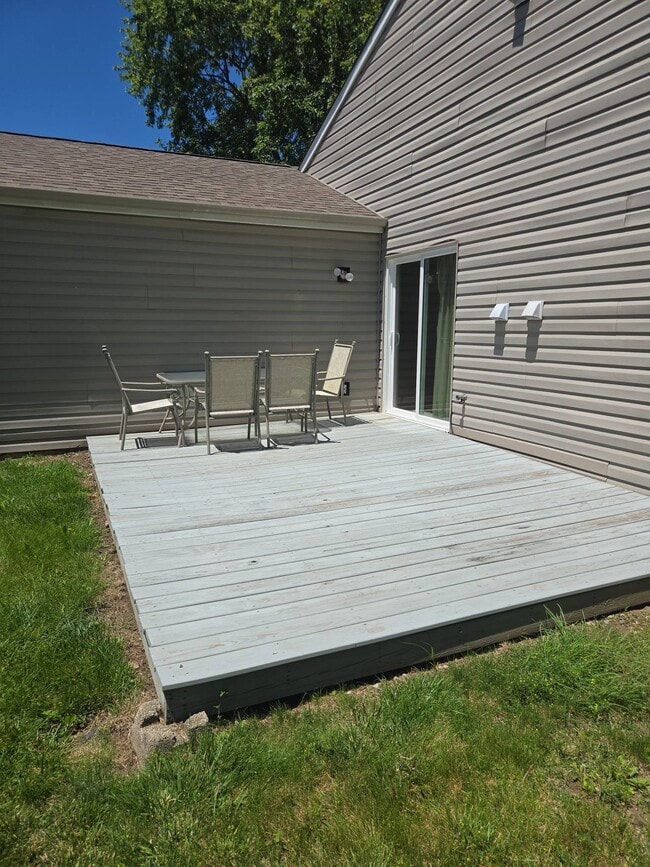 Building Photo - 235 Meadow Glen Dr