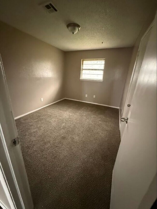 Building Photo - Charming 4-Bedroom Home with Spacious Yard!