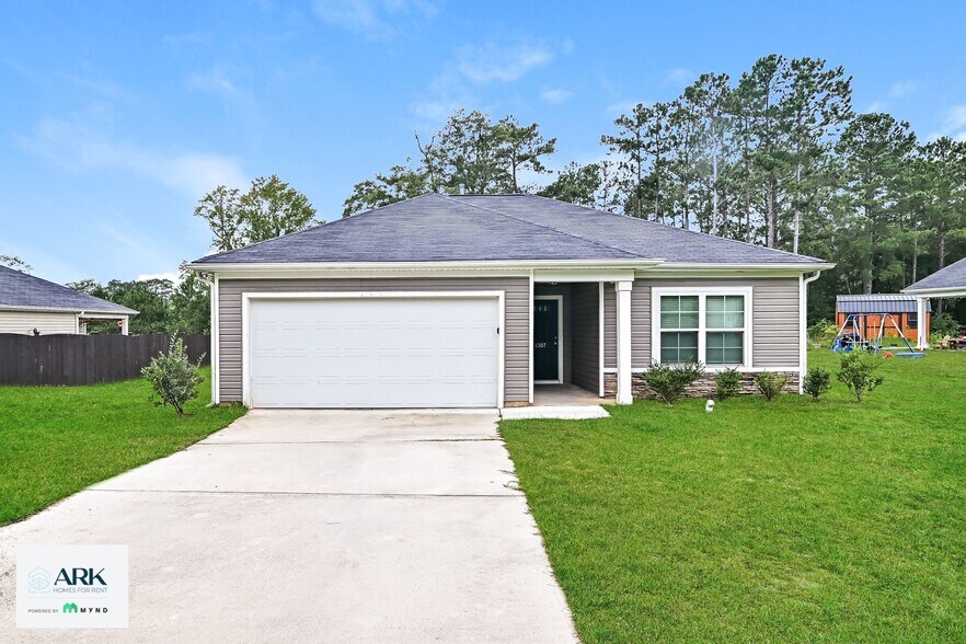Building Photo - 1307 Lakeshore Dr