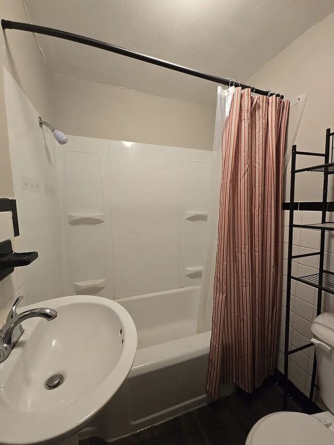 Building Photo - 620-622 Paris Ct